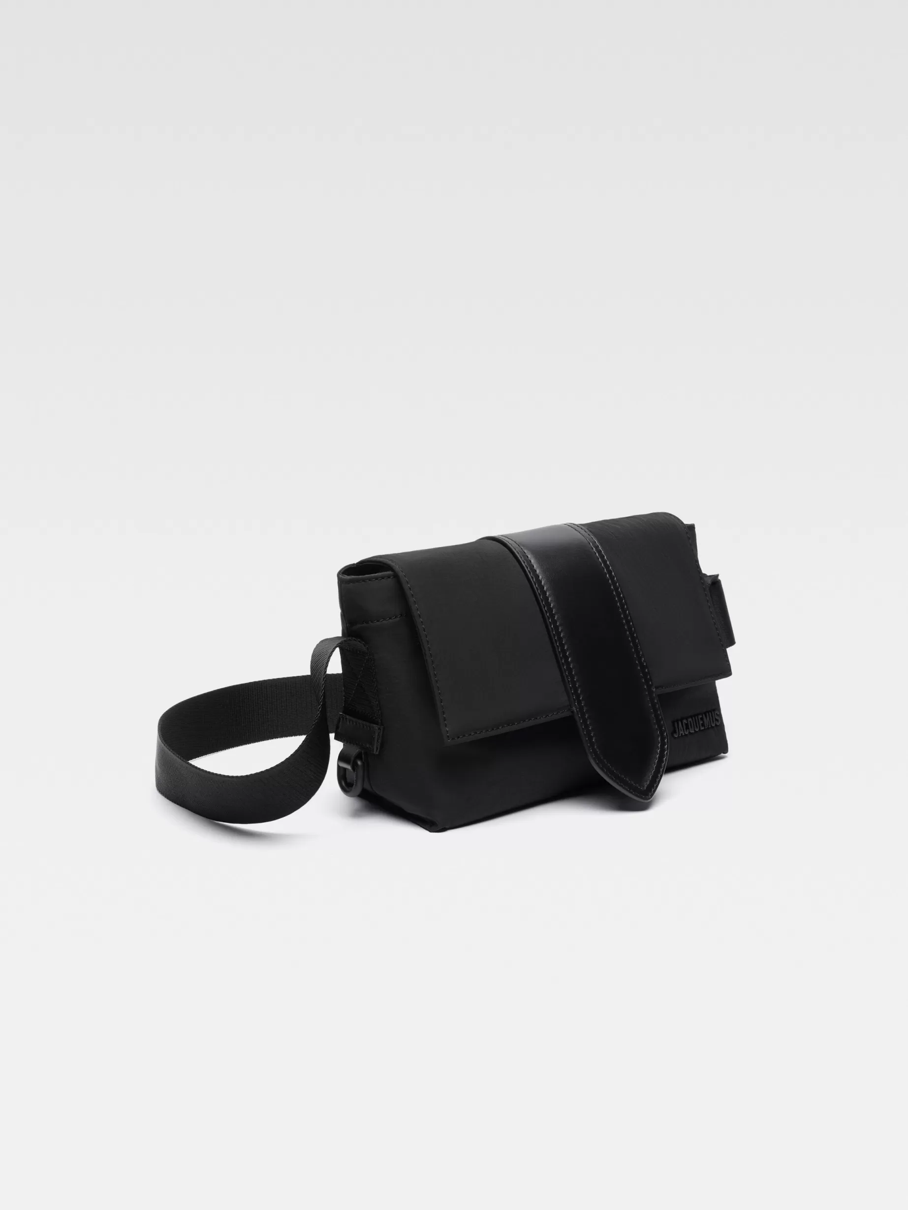 Shop Jacquemus De Bambino kleine messenger-tas Black